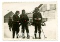 Aufnahme von Angehörigen des Heeres mit Ski und getarnten Patronentaschen, Maße 6  x 9 cm