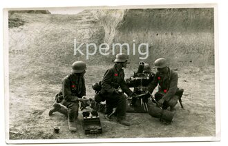 PK-Aufnahme eines Granatwerfertrupp mit Granatwerfer 42...