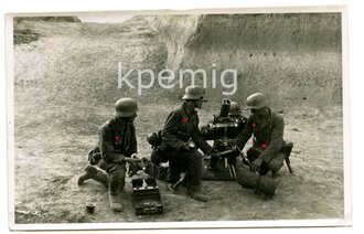 PK-Aufnahme eines Granatwerfertrupp mit Granatwerfer 42 in Nikolajew (Ukraine), rückseitig beschriftet, Maße 9 x 13 cm