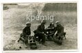 PK-Aufnahme eines Granatwerfertrupp mit Granatwerfer 42 in Nikolajew (Ukraine), rückseitig beschriftet, Maße 9 x 13 cm