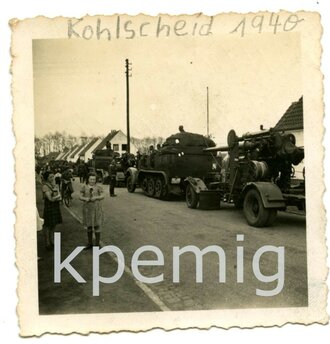 Aufnahme einer Fahrzeugkolonne der Wehrmacht mit...
