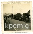 Aufnahme einer Fahrzeugkolonne der Wehrmacht mit Zugkraftwagen und 8,8 cm Flak in Kohlscheid 1940, Maße 6 x 6 cm