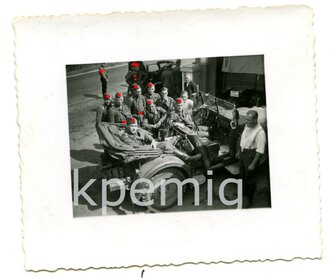 Aufnahme von Angehörigen der Luftwaffe im PKW sitzend mit Gewehrhalter und Ausrüstung, Maße 7 x 8 cm