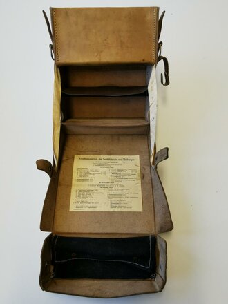 Sanitätstasche zum Umhängen datiert 1943. Leicht getragen, guter Zustand