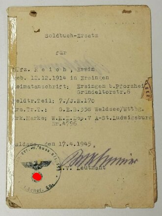 Soldbuch-Ersatz für einen Unteroffizier aus Ersingen, Feldtruppenteil 7. /I.R. 170, datiert Waldsee 17.4.1945. Krimschild und Infanterie Sturmabzeichen eingetragen