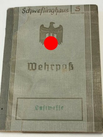 Luftwaffe, Wehrpaß für einen Angehörigen im Zerstörergeschwader 1, 4 Staffel . Eingetragen DA 4.Klasse, KVK II.Kl m. Sch., EKII und Frontflugspange in Bronze. Tödlich verunglückt bei ZG1 im Januar 1944