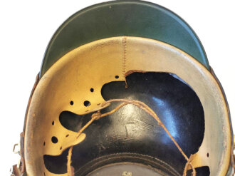 Polizei Tschako für Mannschaften der Hansestadt Bremen. Es handelt sich hier um ein weiterverwendetes Tschako aus der Zeit des III.Reiches, im Innenfutter gestempelt 1937