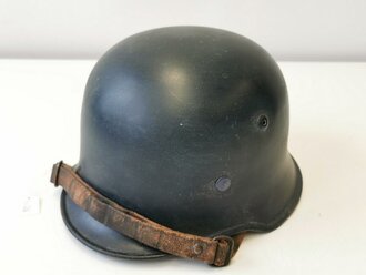 Stahlhelm in der Form der TENO und Rot Kreuz Helme, aber original Luftschutzblau lackiert