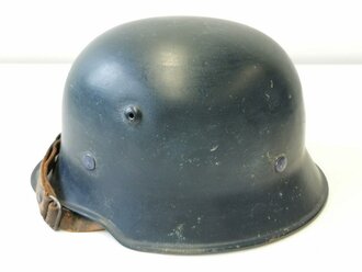 Stahlhelm in der Form der TENO und Rot Kreuz Helme, aber original Luftschutzblau lackiert