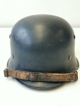 Stahlhelm in der Form der TENO und Rot Kreuz Helme, aber original Luftschutzblau lackiert