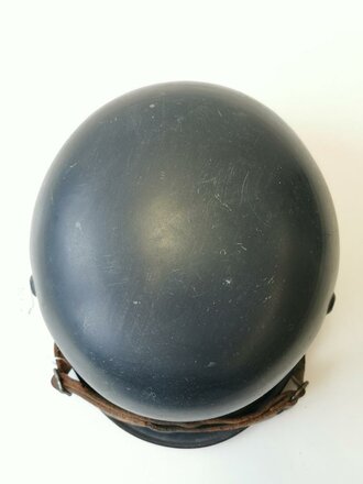 Stahlhelm in der Form der TENO und Rot Kreuz Helme, aber original Luftschutzblau lackiert