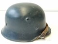 Stahlhelm in der Form der TENO und Rot Kreuz Helme, aber original Luftschutzblau lackiert