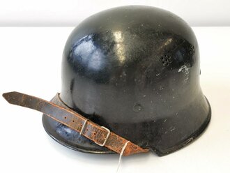 Feuerwehr Stahlhelm III. Reich, überlackiertes Stück, die Abzeichen beide noch vorhanden