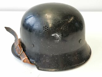 Feuerwehr Stahlhelm III. Reich, überlackiertes Stück, die Abzeichen beide noch vorhanden