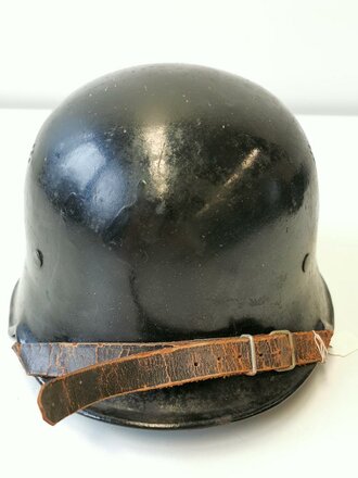 Feuerwehr Stahlhelm III. Reich, überlackiertes Stück, die Abzeichen beide noch vorhanden