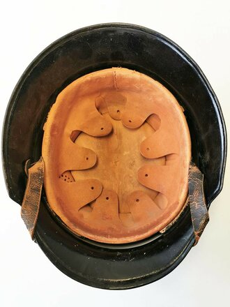 Feuerwehr Stahlhelm III. Reich, überlackiertes Stück, die Abzeichen beide noch vorhanden