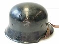 Feuerwehr Stahlhelm III. Reich, überlackiertes Stück, die Abzeichen beide noch vorhanden