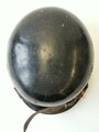 Feuerwehr Stahlhelm III. Reich, überlackiertes Stück, die Abzeichen beide noch vorhanden