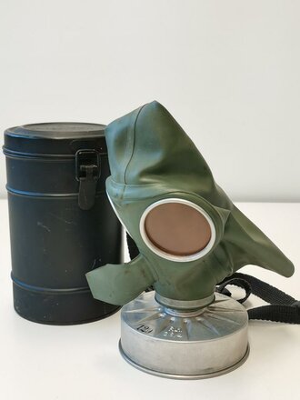 Luftschutz Gasmaske in original lackiertem Behälter von Scheithauer