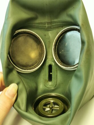 Luftschutz Gasmaske in original lackiertem Behälter von Scheithauer