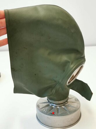 Luftschutz Gasmaske in original lackiertem Behälter...