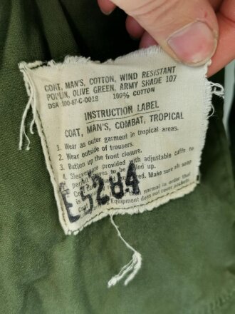 U.S. Coat Mans Combat, Tropical, popeline, 3rd pattern, dated 67, used, size L, insignia added ?