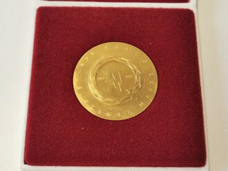 DDR, Medaille 825 Jahre Leipziger Messe " Für hervorragende Qualität" in gold, im Etui