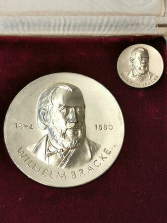 DDR,  Wilhelm Bracke Medaille in silber "Vorbildliche Leistungen in Dienste des Buches" im Etui