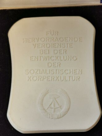 DDR, DTSB Porzellanplakette  "Für hervorragende Verdienste bei der Entwicklung der sozialistischen Körperkultur"