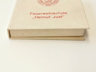 DDR, Porzellanplakette Feuerwehrschule Helmut Just "Für vorbildliche Leistungen beim Schutz der Arbeiter und Bauernmacht" im Etui