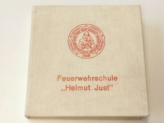 DDR, Porzellanplakette Feuerwehrschule Helmut Just "Für vorbildliche Leistungen beim Schutz der Arbeiter und Bauernmacht" im Etui