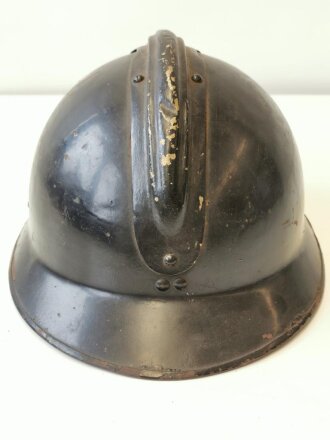 Frankreich , Stahlhelm Modell 1926, schwarz lackiert, wohl für Polizei oder Zivilschutz. Aufhängung für Kinnriemen einseitig defekt