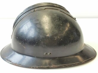 Frankreich , Stahlhelm Modell 1926, schwarz lackiert, wohl für Polizei oder Zivilschutz. Aufhängung für Kinnriemen einseitig defekt