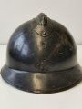 Frankreich , Stahlhelm Modell 1926, schwarz lackiert, wohl für Polizei oder Zivilschutz. Aufhängung für Kinnriemen einseitig defekt