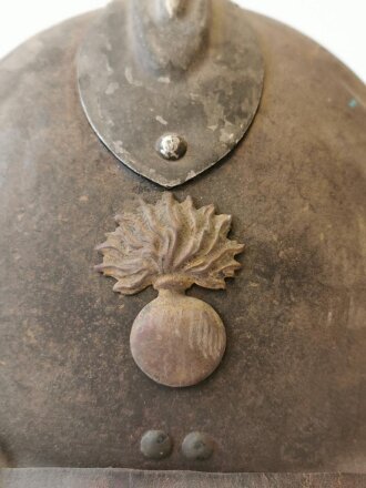 Frankreich 2. Weltkrieg, Stahlhelm Modell 1926, Originallack, der untere Splint vom Emblem abgebrochen