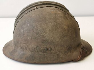Frankreich 2. Weltkrieg, Stahlhelm Modell 1926, Originallack, der untere Splint vom Emblem abgebrochen