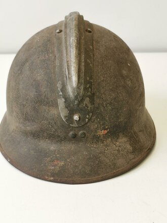 Frankreich 2. Weltkrieg, Stahlhelm Modell 1926, Originallack, der untere Splint vom Emblem abgebrochen