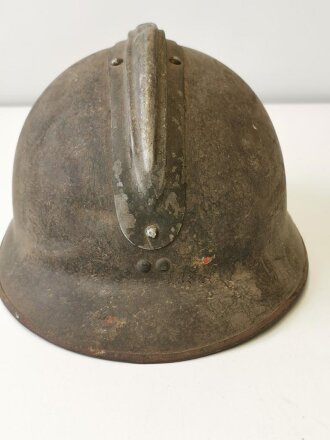 Frankreich 2. Weltkrieg, Stahlhelm Modell 1926, Originallack, der untere Splint vom Emblem abgebrochen