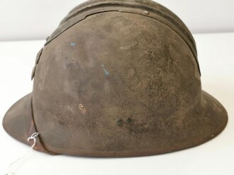 Frankreich 2. Weltkrieg, Stahlhelm Modell 1926, Originallack, der untere Splint vom Emblem abgebrochen