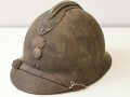 Frankreich 2. Weltkrieg, Stahlhelm Modell 1926, Originallack, der untere Splint vom Emblem abgebrochen