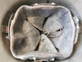 Frankreich 2. Weltkrieg, Stahlhelm Modell 1926, Originallack, der untere Splint vom Emblem abgebrochen