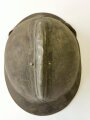 Frankreich 2. Weltkrieg, Stahlhelm Modell 1926, Originallack, der untere Splint vom Emblem abgebrochen