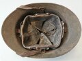 Frankreich 2. Weltkrieg, Stahlhelm Modell 1926, Originallack, der untere Splint vom Emblem abgebrochen