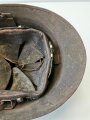 Frankreich 2. Weltkrieg, Stahlhelm Modell 1926, Originallack, der untere Splint vom Emblem abgebrochen