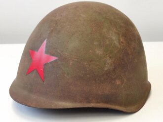 Russland, Stahlhelm SSH40 datiert 1940. Ungereinigtes , originallackiertes Stück, der rote Stern leider neuzeitlich aufgebracht