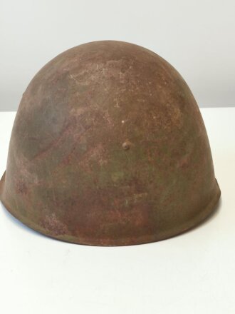 Russland, Stahlhelm SSH40 datiert 1940. Ungereinigtes , originallackiertes Stück, der rote Stern leider neuzeitlich aufgebracht