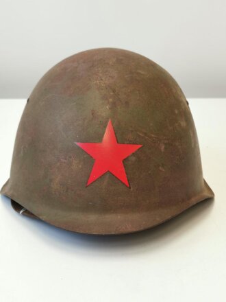 Russland, Stahlhelm SSH40 datiert 1940. Ungereinigtes , originallackiertes Stück, der rote Stern leider neuzeitlich aufgebracht