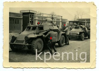 Aufnahme von zwei Panzerspähwagen Sd KFZ 221, Funkwagen, Maße 6 x 9 cm
