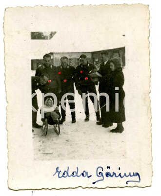 Aufnahme von Angehörigen der Luftwaffe mit Edda Göring und ihrem Kindermädchen, Maße 6 x 7 cm
