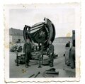 Aufnahme von Angehörigen der Luftwaffe vor einem Flakscheinwerfer, Maße 6 x 6 cm